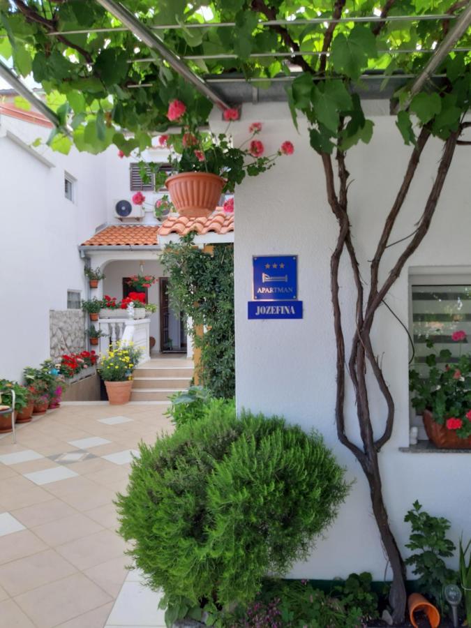 Apartmani Jozefina Omisalj Exterior photo