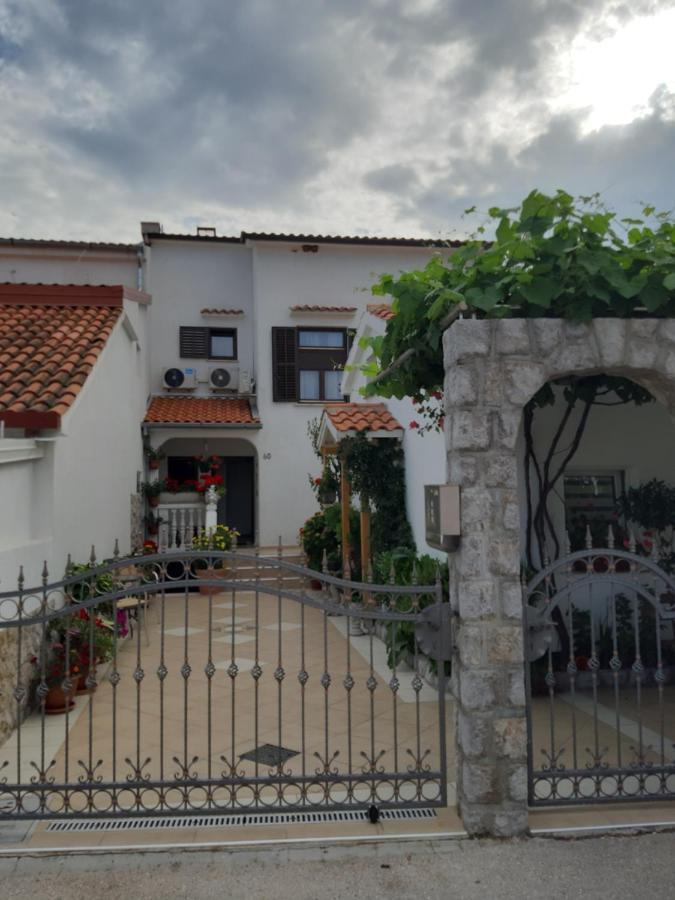 Apartmani Jozefina Omisalj Exterior photo