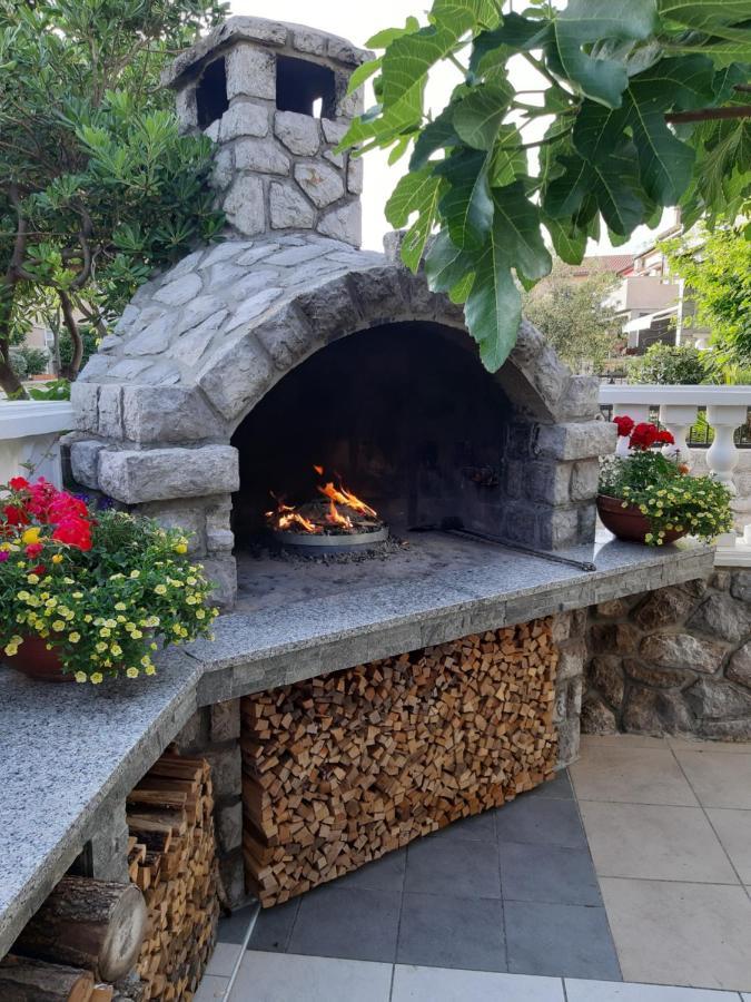 Apartmani Jozefina Omisalj Exterior photo