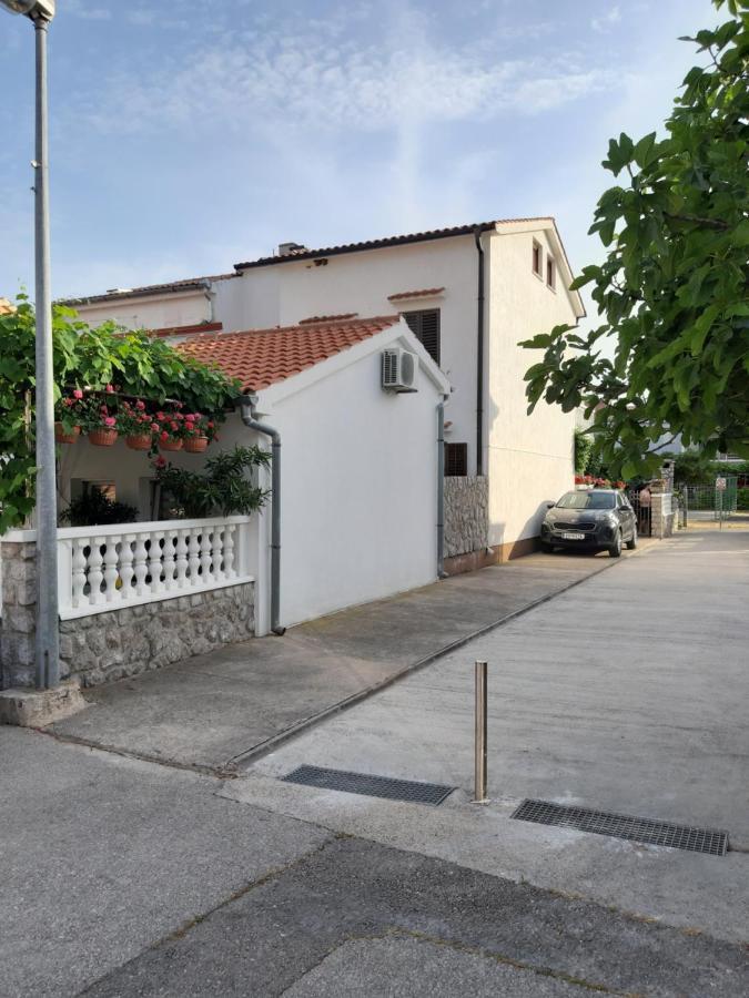 Apartmani Jozefina Omisalj Exterior photo